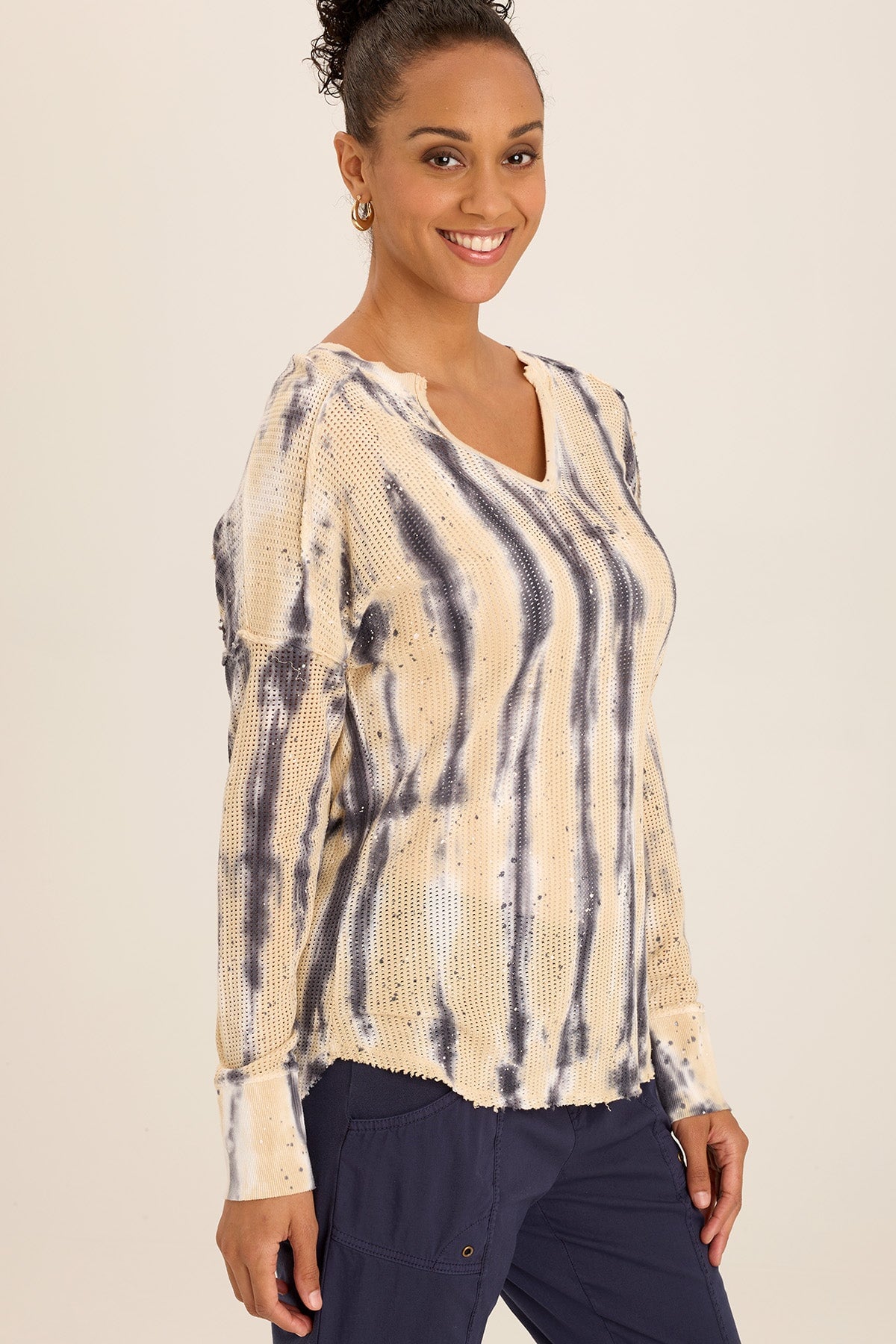 Wearables Bullock Mesh V-Neck Pullover 